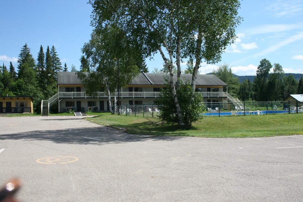 Hôtel La Cuillere A Pot à Saint-Donat-de-Montcalm Extérieur photo